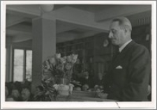 [Uroczyste otwarcie Biblioteki Uniwersyteckiej w Toruniu, 10 maja 1947 roku portret wygłaszającego przemówienie prof. Stanisława Arnolda