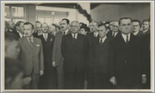 [Uroczyste otwarcie Biblioteki Uniwersyteckiej w Toruniu, 10 maja 1947 roku portret grupowy gości uroczystości]