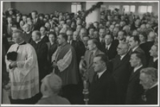 [Uroczyste otwarcie Biblioteki Uniwersyteckiej w Toruniu, 10 maja 1947 roku portret grupowy uczestników uroczystości]