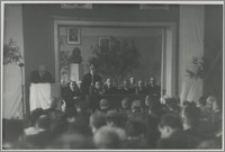 [Inauguracja roku akademickiego 1948/1949 na Uniwersytecie Mikołaja Kopernika w Toruniu portret grupowy uczestników uroczystości]