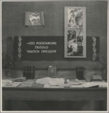 [Biblioteka Uniwersytecka w Toruniu wystawa z okazji 35 rocznicy Rewolucji Październikowej, 1952 r.]