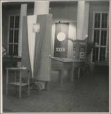 [Biblioteka Uniwersytecka w Toruniu: wystawa z okazji 35 rocznicy Rewolucji Październikowej, 1952 r.]