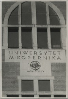 [Uniwersytet Mikołaja Kopernika w Toruniu: budynek Collegium Maius ok. 1955 r.]