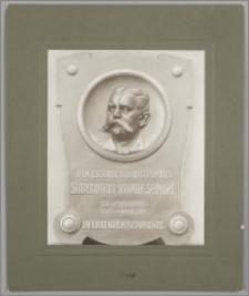Dem Erbauer des Artushofes Stadtbaurat Rudolf Schmidt (Geb. d. 12 October 1855, Gest. d. 19 April 1901) in ehrendem Gedächtnis