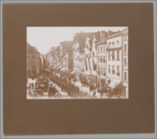[Toruń, pochód niemieckich wojsk i urzędników na Rynku Nowomiejskim w dniu 8 maja 1890 r.]