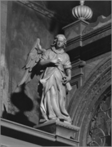 Kraków. Kościół Wniebowzięcia NMP (Bazylika Mariacka). Wnętrze. Rzeźba anioła na kracie kaplicy Matki Boskiej Loretańskiej