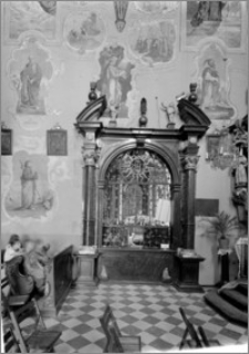 Stary Sącz. Kościół klarysek św. Trójcy i św. Klary. Wnętrze. Portal z kościoła do kaplicy św. Kingi