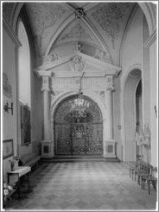 Iłża. Kościół pw. Wniebowzięcia Najświętszej Maryi Panny. Portal do kaplicy Świętego Krzyża