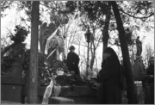 [Trzy kobiety przy grobie Anny z Kilińskich Czartoryskiej na cmentarzu Powązkowskim w Warszawie]