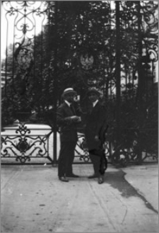 [Major Szypowski i kapitan Jankowski przed bramą główną Ambasady Polskiej w Paryżu]