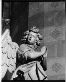 Kraków. Kościół Wniebowzięcia NMP (Bazylika Mariacka). Wnętrze. Rzeźba anioła na kracie kaplicy Matki Boskiej Loretańskiej-fragment