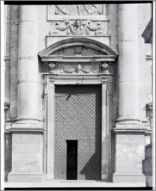 Kraków. Kościół śś. Apostołów Piotra i Pawła. Fasada-portal