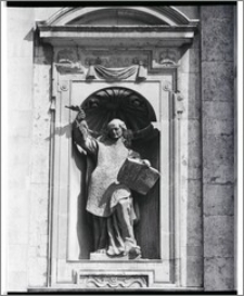 Kraków. Kościół śś. Apostołów Piotra i Pawła. Rzeźba św. Ignacego Loyoli w fasadzie świątyni