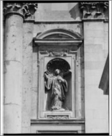 Kraków. Kościół śś. Apostołów Piotra i Pawła. Rzeźba św. Franciszka Ksawerego w fasadzie świątyni