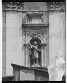 Kraków. Kościół śś. Apostołów Piotra i Pawła. Rzeźba św. Alojzego Gonzagi w fasadzie świątyni