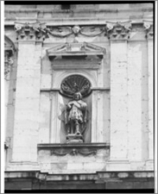 Kraków. Kościół śś. Apostołów Piotra i Pawła. Rzeźba św. Zygmunta w fasadzie świątyni