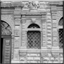 Lwów (Ukraina). Okno kamienicy przy ul. Rynek 4