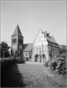 Pasłęk. Widok na dawny ratusz i kościół św. Bartłomieja