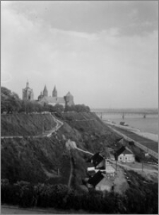 Płock. Widok na Wzgórze Tumskie z katedrą i zamkiem książęcym