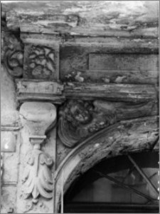 Toruń – kamienica przy ul. Dzierżyńskiego (ob. Chełmińskiej) nr 7 [portal – lewa część górna z ok. poł. XVII w.]