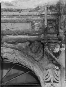 Toruń – kamienica przy ul. Dzierżyńskiego (ob. Chełmińskiej) nr 7 [portal – prawa część górna z ok. poł. XVII w.]