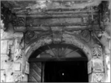 Toruń – kamienica przy ul. Dzierżyńskiego (ob. Chełmińskiej) nr 7 [portal – górna część z ok. poł. XVII w.]