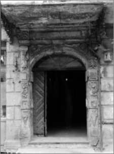 Toruń – kamienica przy ul. Dzierżyńskiego (ob. Chełmińskiej) nr 7 [portal z ok. poł. XVII w.]