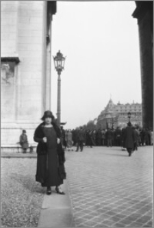 [Walentyna Bereźnicka w Paryżu na placu Charles'a de Gaulle'a]