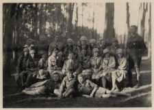 Żeńska drużyna harcerska z Zakopanego na wycieczce w Kórniku w obozie kursu drużynowych w r. 1927