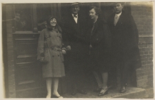 Czesław Bartkowiak w towarzystwie 2 kobiet i 1 mężczyzny przypuszczalnie na tle wejścia do szkoły