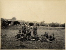 Czesław Bartkowiak wśród żołnierzy podczas odbywania służby wojskowej w czasie 11.08.1930-16.09.1931 r. (na terenie poligonu wojskowego)