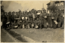 Czesław Bartkowiak wśród żołnierzy na placu przed koszarami podczas odbywania służby wojskowej w czasie 11.08.1930-16.09.1931 r.