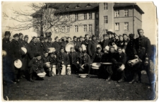 Czesław Bartkowiak wśród żołnierzy na tle budynku koszar podczas odbywania służby wojskowej w czasie 11.08.1930-16.09.1931 r.