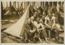 Czesław Bartkowiak wśród żołnierzy pod namiotami w lesie