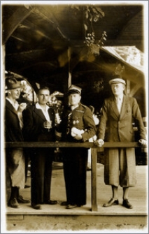 Czesław Bartkowiak w towarzystwie trzech mężczyzn