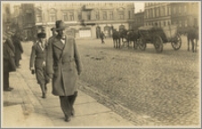 Czesław Bartkowiak spacerujący po mieście