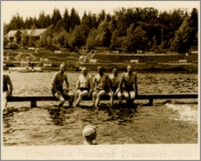 Czesław Bartkowiak z czterema kolegami nad wodą