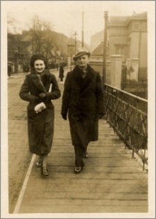 Czesław Bartkowiak w towarzystwie kobiety na moście przy ul. Królowej Jadwigi w Bydgoszczy