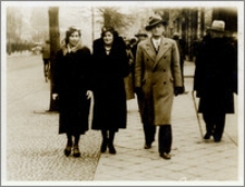 Czesław Bartkowiak w towarzystwie dwóch kobiet na mieście