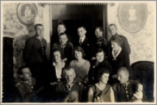 Czesław Bartkowiak w towarzystwie kobiet i mężczyzn w mundurach Wojska Polskiego