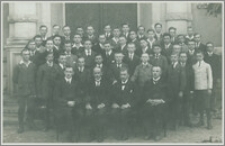 Nauczyciele i uczniowie przed budynkiem szkoły : pamiątka promocji do III klasy rok 1921 jesienią