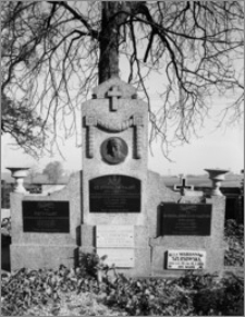 Grzybno. Cmentarz przy kościele pw. św. Michała Archanioła. Nagrobek ks. Stanisława Kujota (1845-1914)