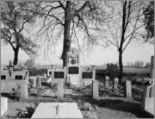 Grzybno. Cmentarz przy kościele pw. św. Michała Archanioła. Nagrobek ks. Stanisława Kujota (1845-1914)