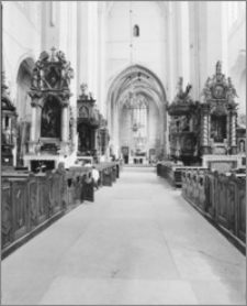 Toruń. Bazylika katedralna św. Jana Chrzciciela i św. Jana Ewangelisty. Wnętrze. Nawa główna-widok na prezbiterium