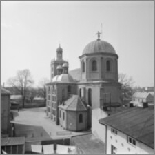 Grodzisk Wielkopolski. Kościół farny św. Jadwigi Śląskiej. Widok od wschodu