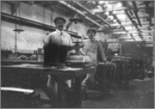 [Pracownicy przy prasach linii montażowej zapalników w fabryce zbrojeniowej Schneidera&Cie w Harfleur]