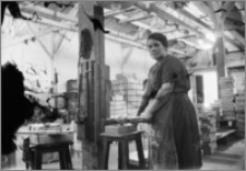 [Kobieta przy urządzeniu w fabryce zbrojeniowej Schneider&Cie w Harfleur]