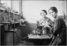 [Kobiety przy pracy w fabryce zbrojeniowej Schneidera&Cie w Hawrze]