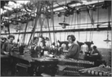 [Kobiety na linii produkcyjnej zapalników czasowych w fabryce amunicji Schneidera&Cie w Hawrze]