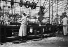[Kobiety przy tokarce rewolwerowej na linii produkcyjnej zapalników w fabryce zbrojeniowej Schneidera&Cie w Hawrze]